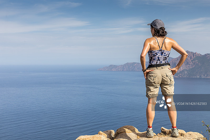 女子欣赏皮亚纳海湾图片素材