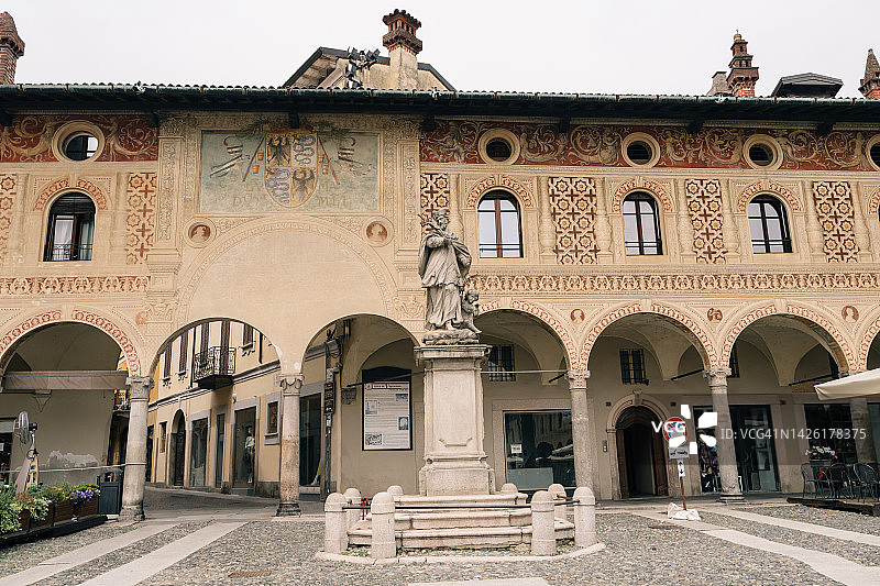 杜卡莱广场的圣乔瓦尼·内波穆塞诺雕像和人民路拱门图片素材