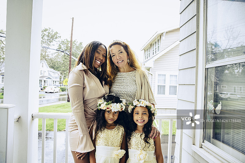 门廊上多代女性家庭画像图片素材