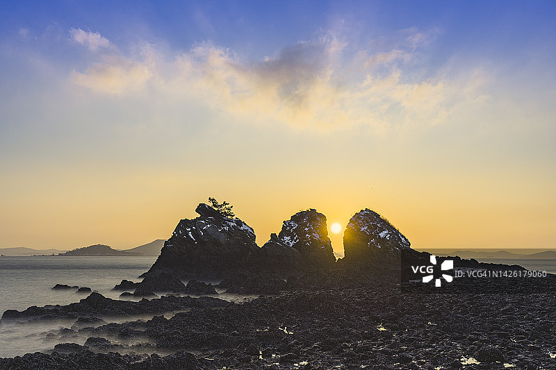 西海日出，海湾日出，三兄弟岛日出，岛屿，海洋，蓝天图片素材