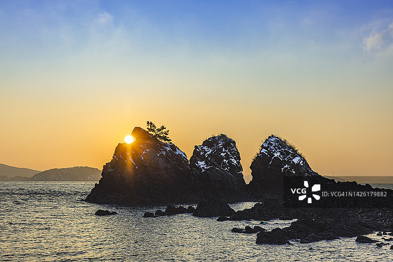 西海日出，海湾日出，三兄弟岛日出，岛屿，海洋，蓝天图片素材