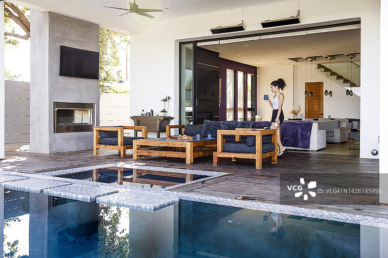 女人在度假屋放松身心图片素材