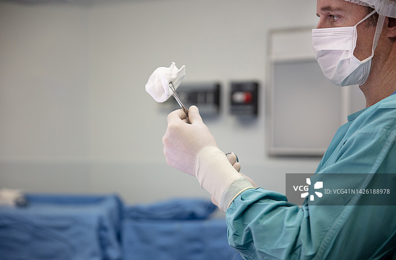 男外科医生在手术室侧面图片素材