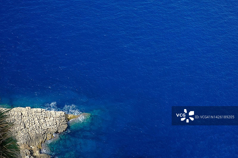 清澈海水的海湾图片素材