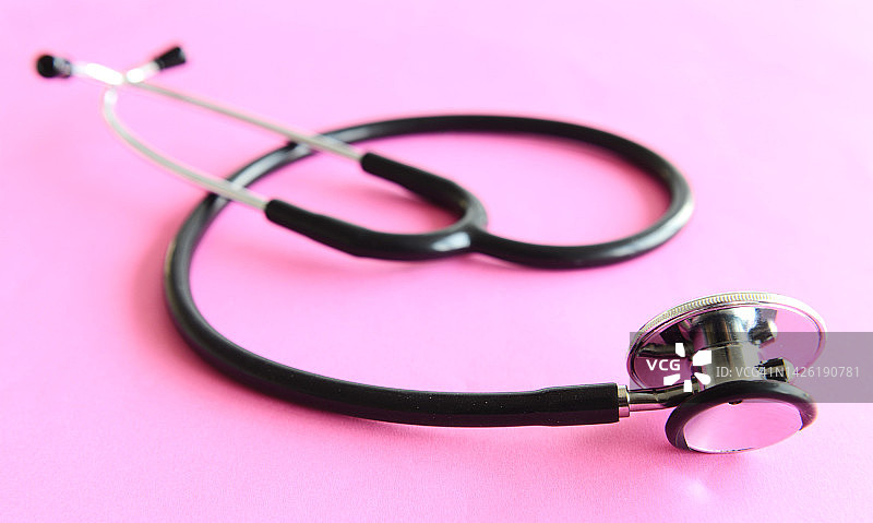 粉色背景上的听诊器图片素材