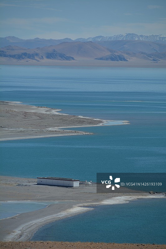 中国西藏的自然风光。西藏湖泊和雪山的背景材料。旅行的目的地。图片素材