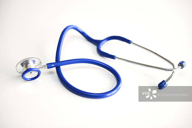 白色背景上的蓝色听诊器图片素材