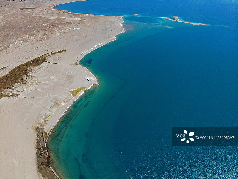 中国西藏的自然风光。西藏湖泊和雪山的背景材料。旅行的目的地。图片素材