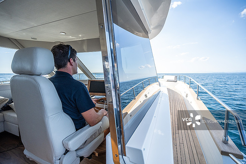 驾驶游艇的船长图片素材