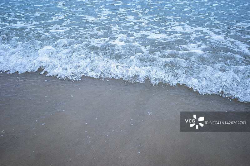 海浪拍打沙滩图片素材