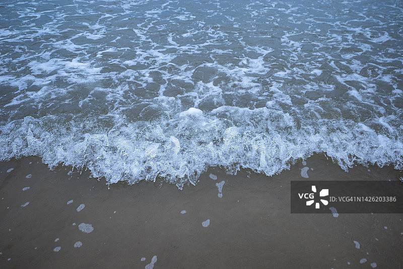 海浪拍打沙滩图片素材