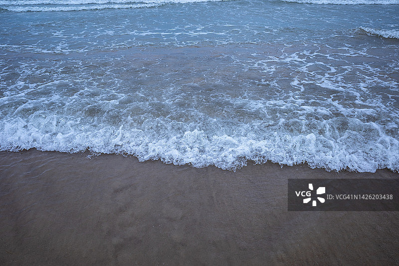 海浪拍打沙滩图片素材