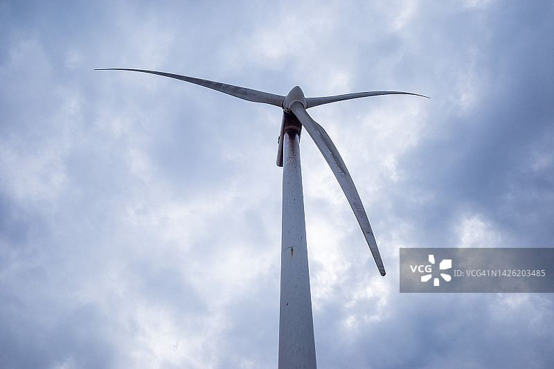 海上的风力涡轮机图片素材