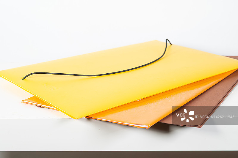 桌子上的几个文件夹。学校用品。图片素材