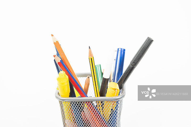 篮子里的铅笔、马克笔、钢笔和其他学习用品图片素材