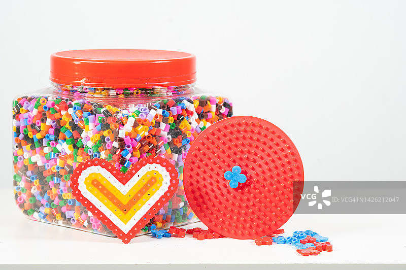 学校手工材料特写：用于制作不同颜色工艺品的手工材料罐图片素材