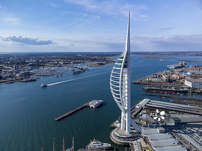 朴茨茅斯港及 Spinnaker 塔和戈斯波特远景航拍图片素材