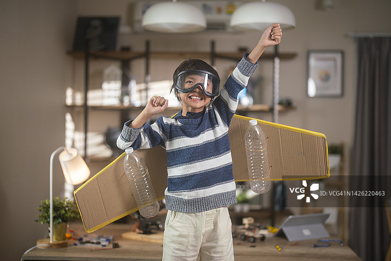 孩子穿着宇航服玩耍图片素材