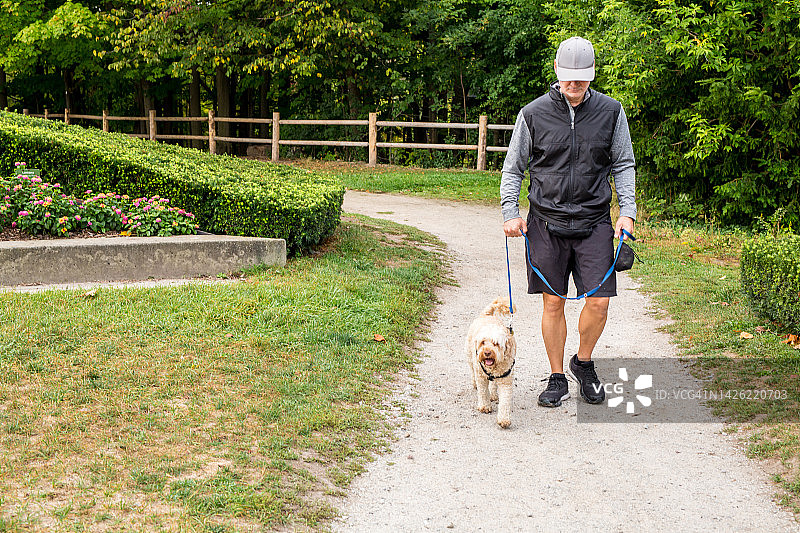 男人遛狗图片素材