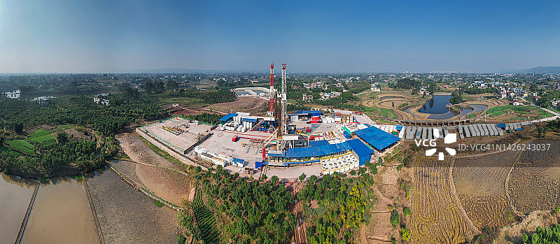 中国四川页岩气钻井现场航拍照片图片素材