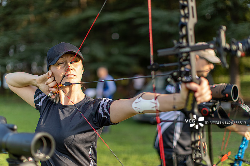 户外射箭训练图片素材