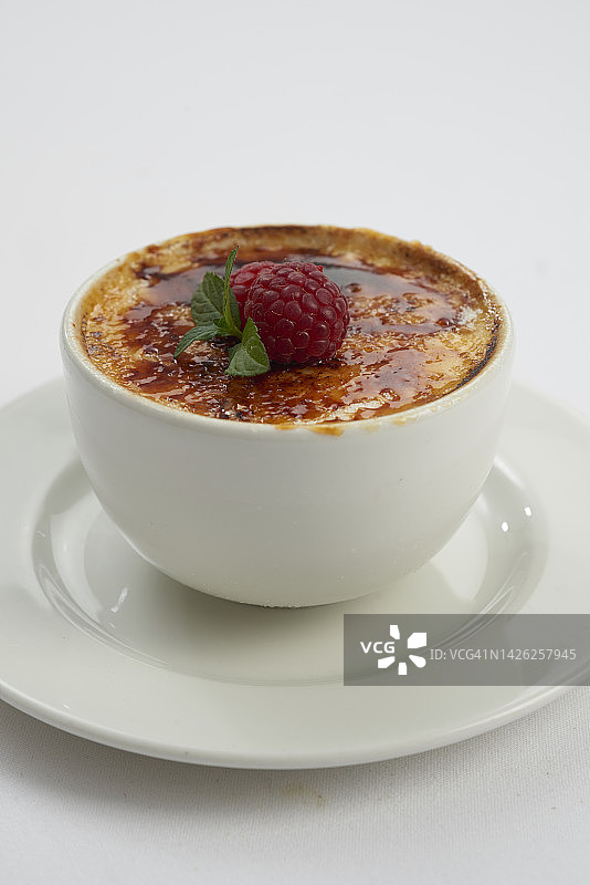 白色盘子里的法式焦糖布丁图片素材