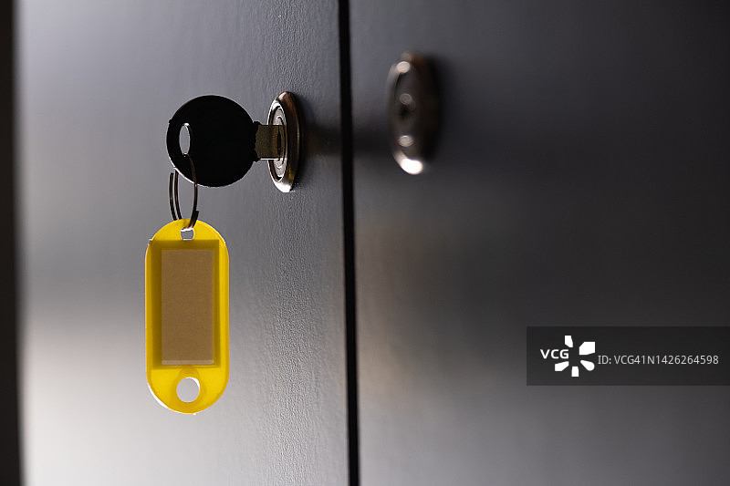 办公室里带钥匙和钥匙牌的封闭式金属储物柜。带钥匙的档案柜锁。公共机构的安全和保障系统。旅馆或共享办公空间内的个人保密储物柜、行李寄存处。图片素材
