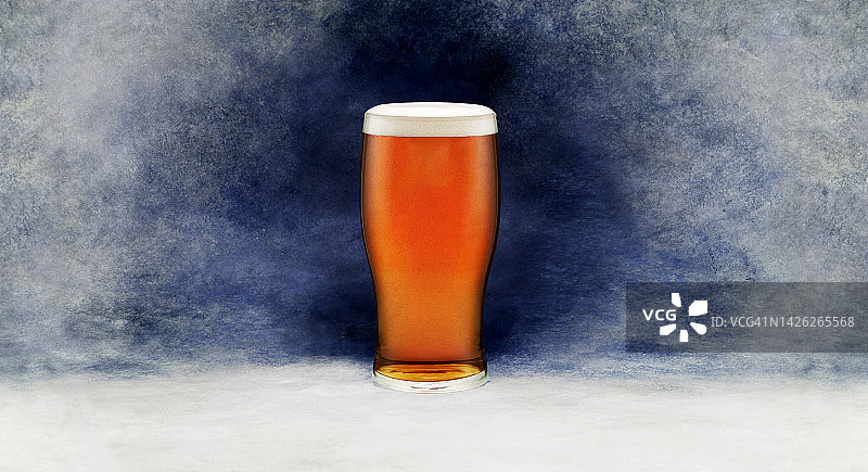 蓝色纹理背景上的啤酒图片素材