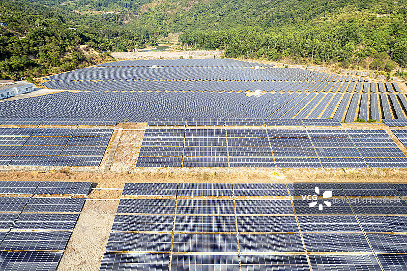 山谷中的太阳能电池板图片素材