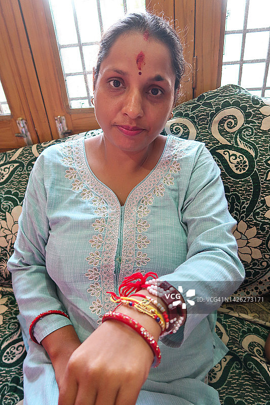 印度女子手腕上的拉其绳结手链，印度教兄妹节图片素材