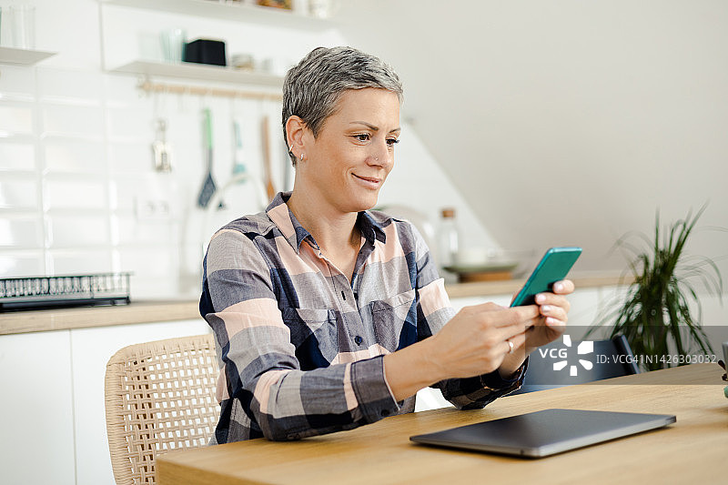 下班后在网上购物的女人肖像图片素材