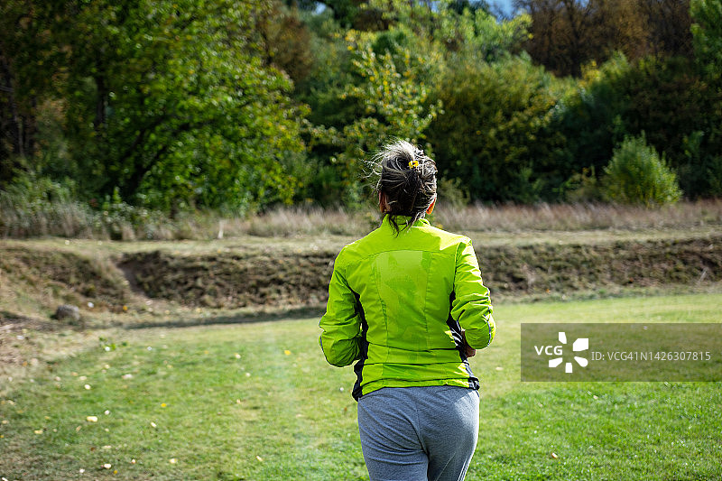 在公园里慢跑的年长女人图片素材