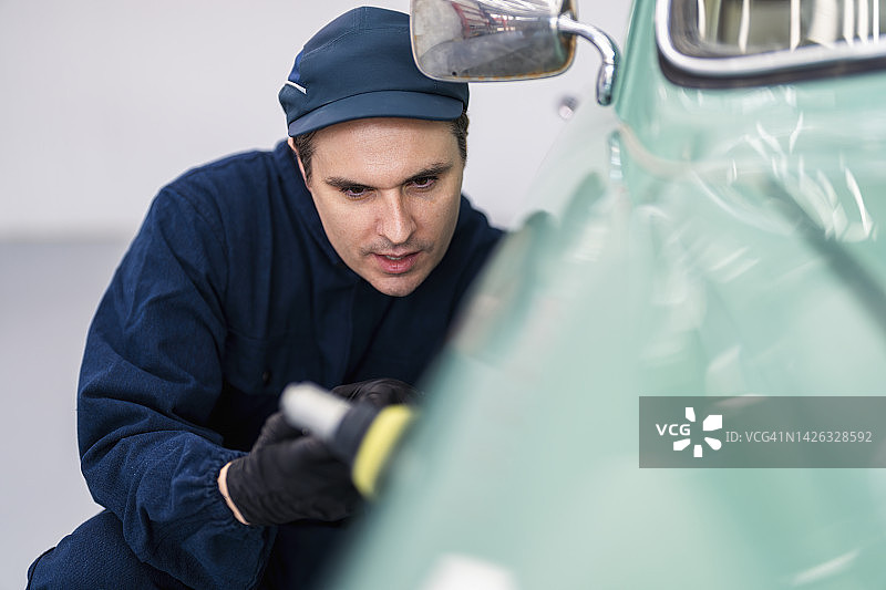 男子进行车身抛光图片素材