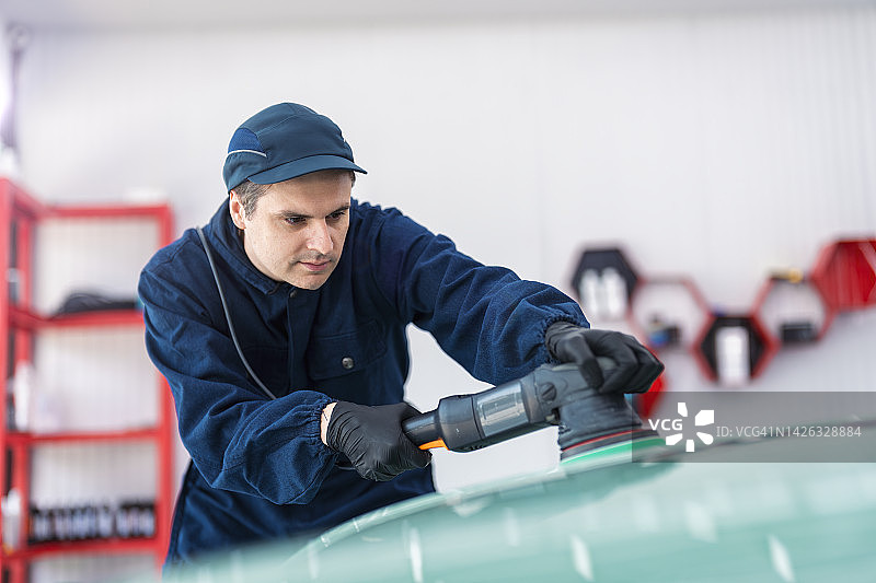 男子进行车身抛光图片素材