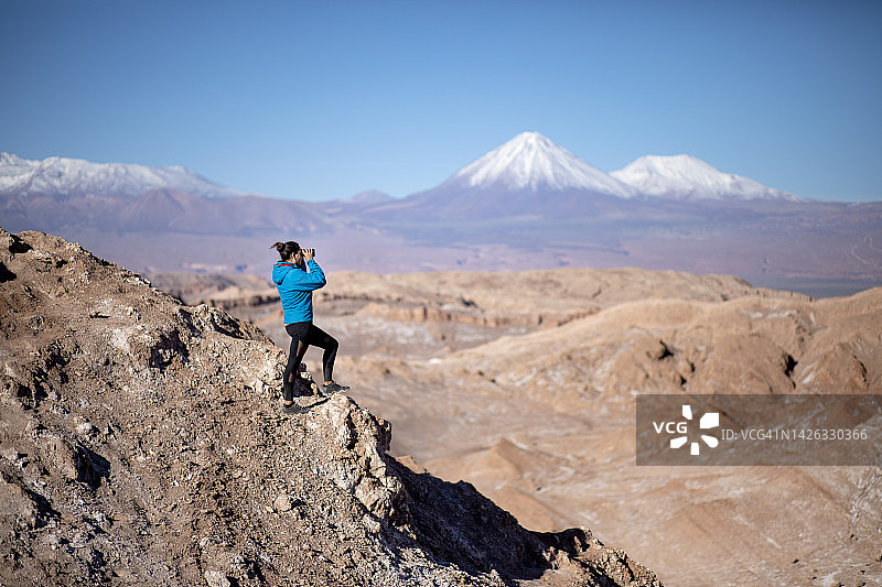 在阿塔卡马沙漠徒步看火山图片素材