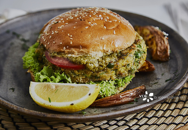 盘中的纯素汉堡图片素材