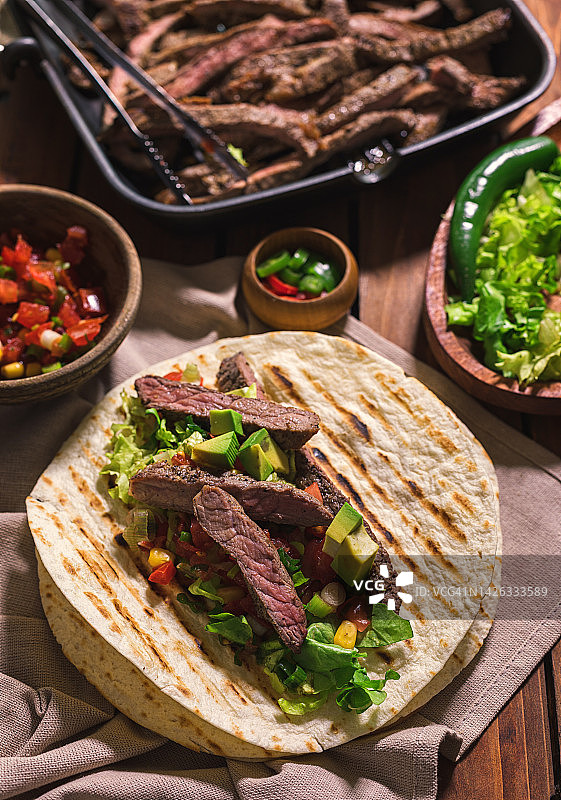 牛肉沙拉墨西哥玉米卷图片素材