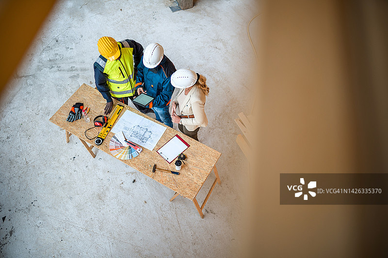 建筑开发商和项目经理在协调会议上戴着安全帽图片素材