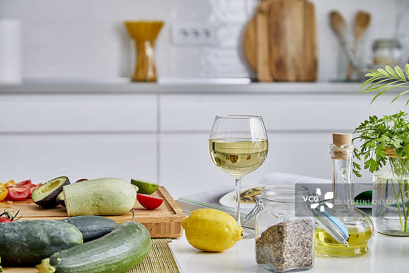 白色厨房桌子上的葡萄酒杯图片素材