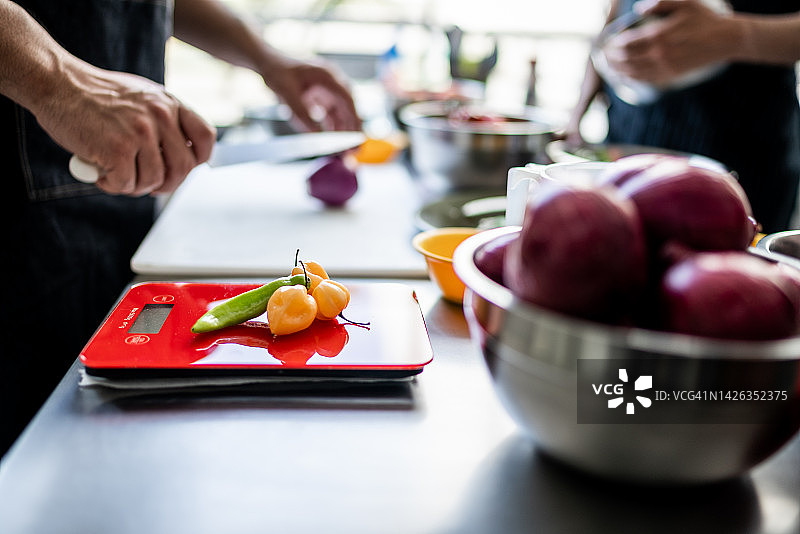 商业厨房秤上的黄色灯笼椒图片素材