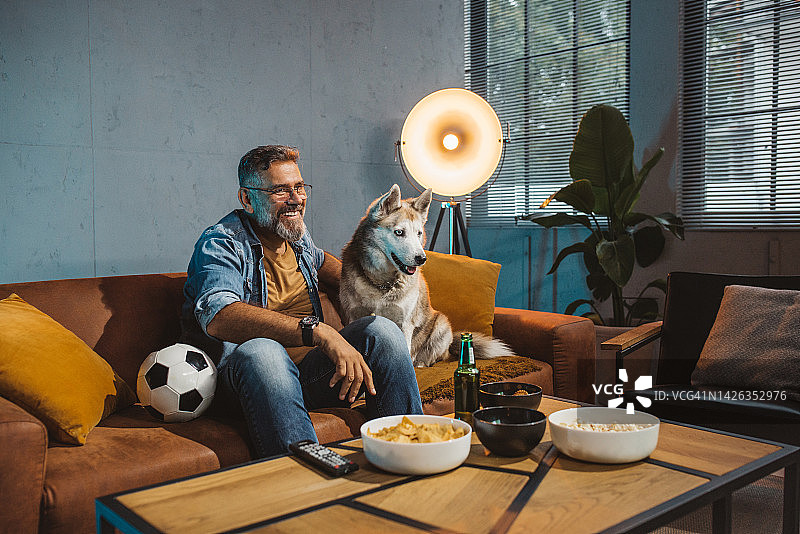 在家观看足球比赛图片素材