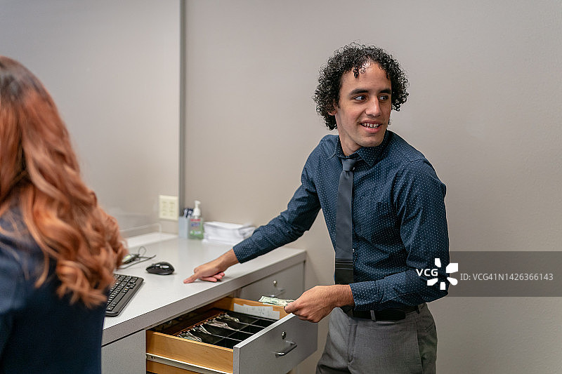 快乐的银行柜员在工作图片素材