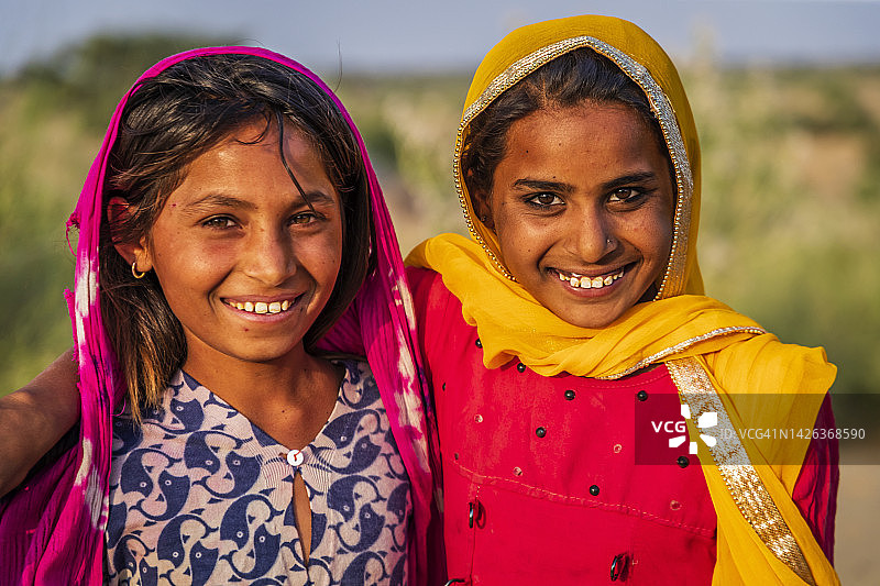 在印度沙漠村庄里快乐的印度女孩图片素材