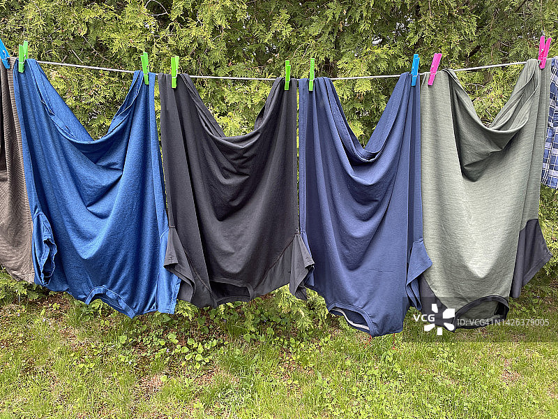 户外晾衣绳上晾晒的衣服图片素材