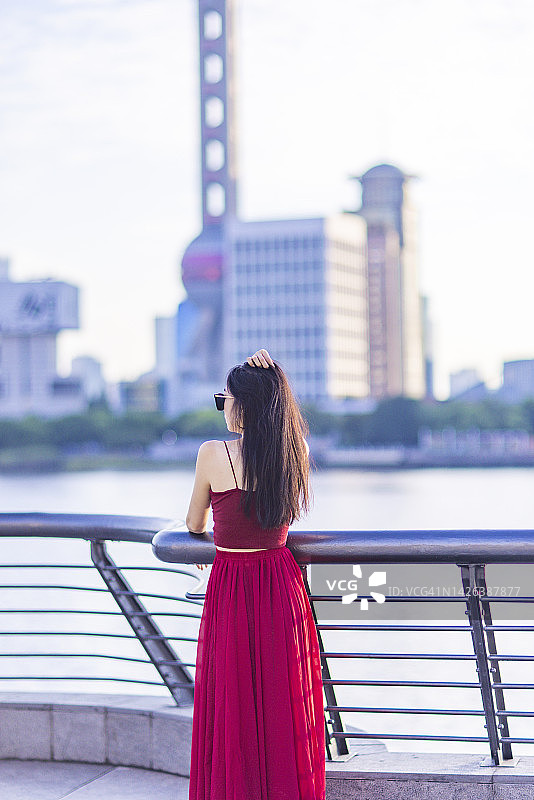 清晨漫步于上海外滩的中国女人图片素材