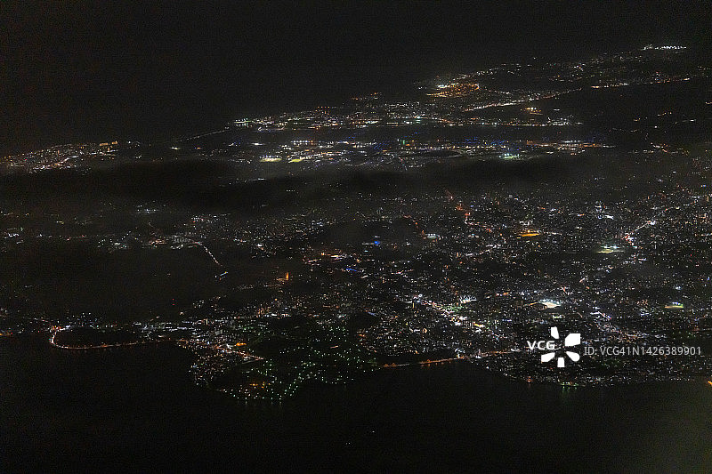 飞机航拍中国冲绳的照明城市图片素材