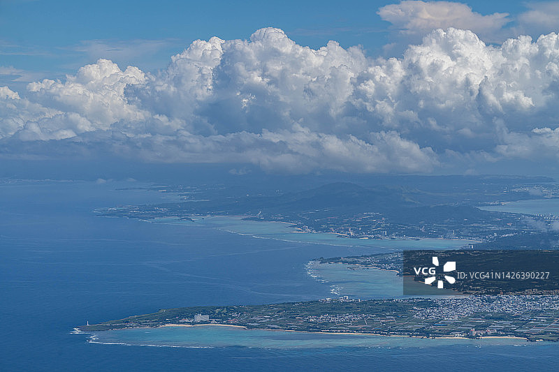 从飞机上俯瞰日本冲绳珊瑚海的夏日云彩图片素材