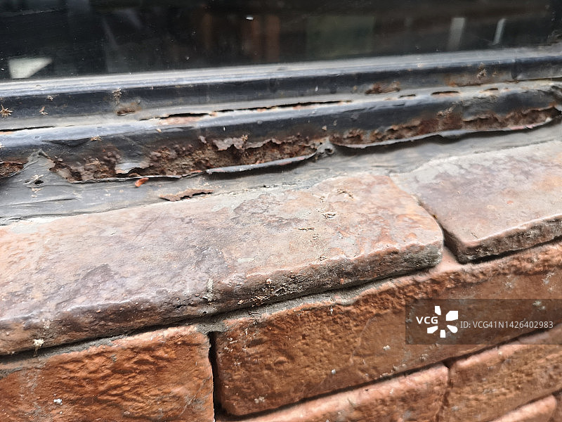 生锈的铁窗框图片素材