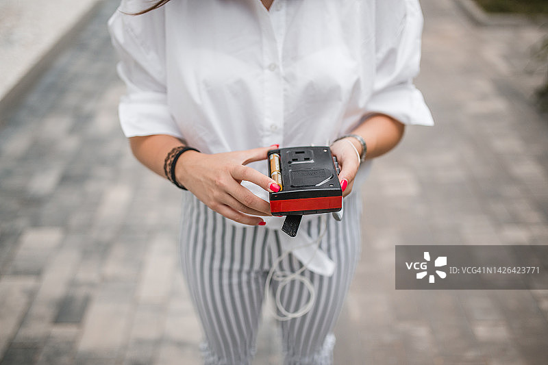 高角度拍摄：女子安装随身听电池图片素材