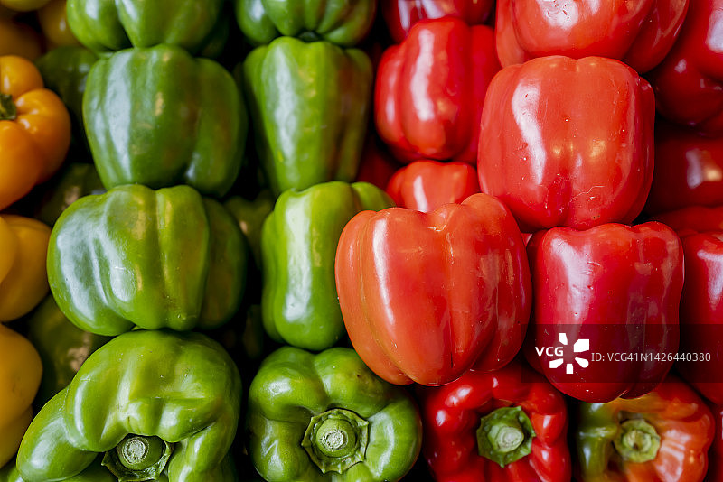 绿色和红色甜椒图片素材
